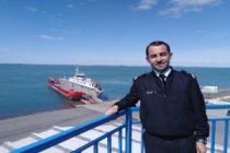 “Sé el marinero de tu propia vida, nunca sueltes el timón para recalar a tu destino” “Sé el marinero de tu propia vida, nunca sueltes el timón para recalar a tu destino”